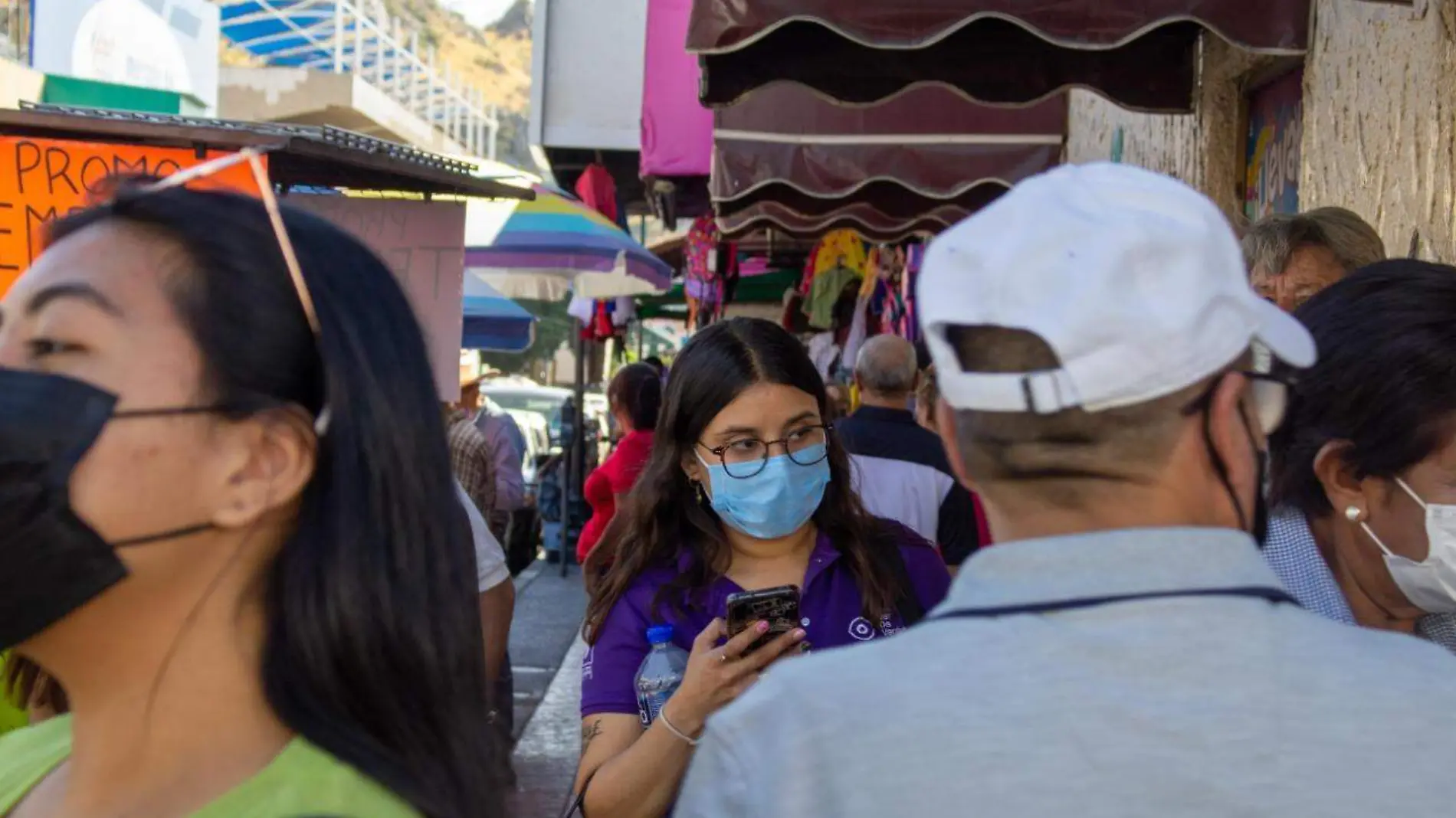 Mujer con cubrebocas paseando por el centro donde hay aglomeraciones